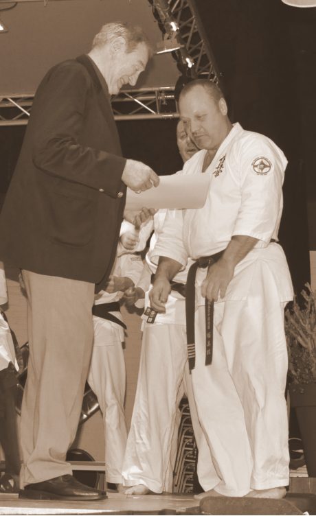 Henk Gerhards ontvangt een Dan-certificaat