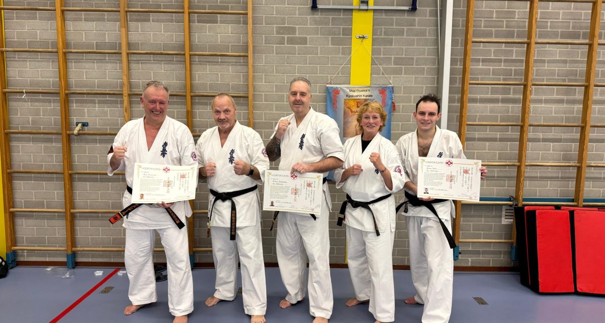 Zwarte banden van Mu-Chin met hun certificaat